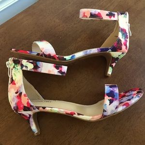 Women’s stiletto open toe floral pump, size 10